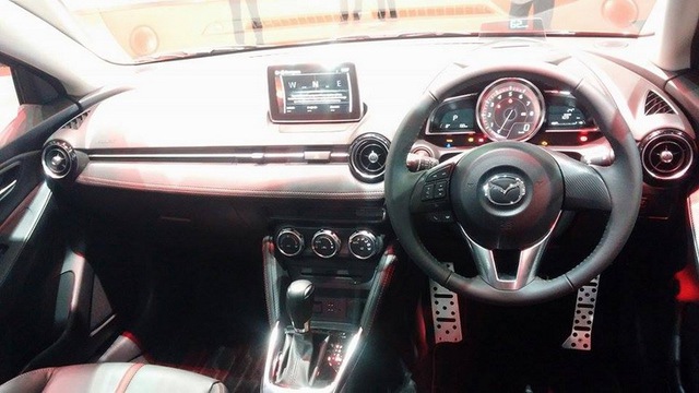 Nội thất của Mazda2 1.3 SkyActiv-G 2015 bản High Plus
