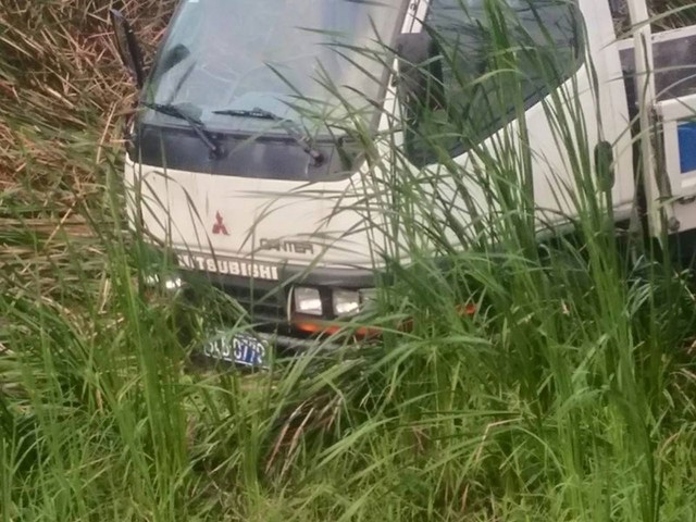 Xe tải của CSGT nằm trên bãi cỏ. (Ảnh: Đỗ Quang Huy/Otofun)