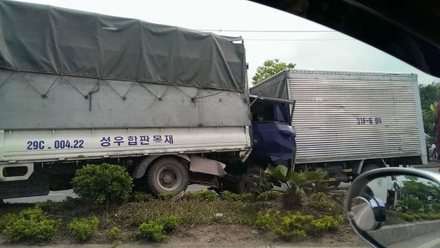 Hiện trường vụ tai nạn liên hoàn giữa 2 xe tải (Ảnh: Mạnh Nguyễn/Otofun).