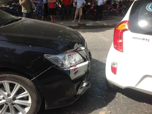 Toyota Camry đâm ngang sườn taxi. Ảnh: Thanh Vinh/Otofun