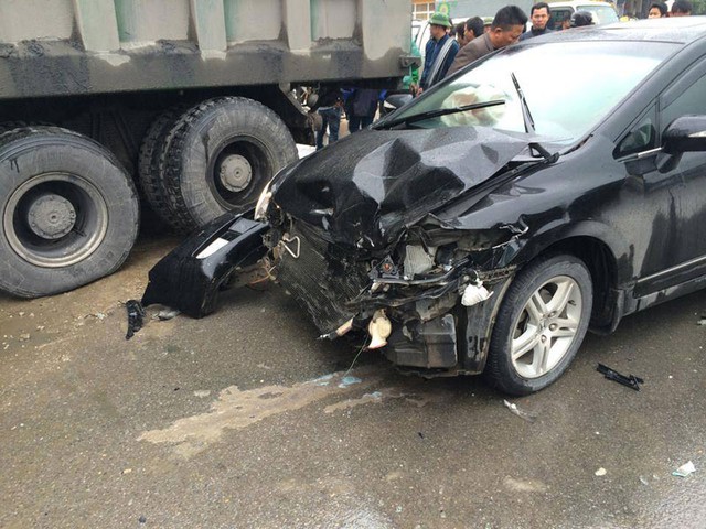 Chiếc xe con đâm vào đuôi xe tải và bị nát bét đầu.