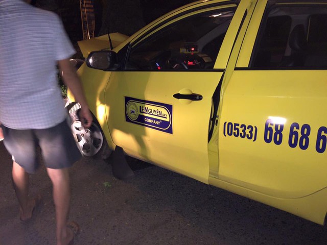 Chiếc taxi nát đầu tại hiện trường vụ tai nạn. Ảnh: Nguyễn Hiển Tú/Otofun