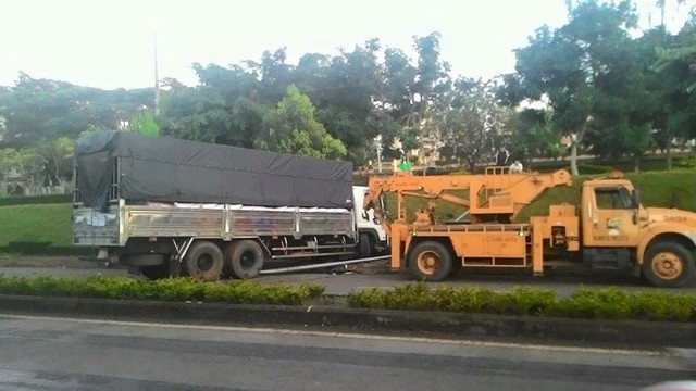 Chiếc xe tải nằm chắn ngang đường. Ảnh: Nguyên Vá Nguyễn/Otofun