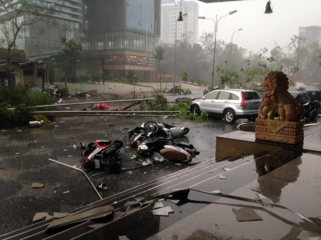 Hàng loạt xe máy bị gió thổi đổ tại tòa nhà Hapulico trên đường Nguyễn Huy Tưởng. Ảnh: Đổi Thay/Otofun
