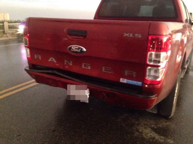 Ford Ranger chỉ bị hư hỏng nhẹ trong vụ tai nạn liên hoàn.