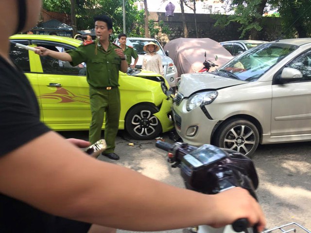 Lực lượng chức năng điều tiết giao thông sau vụ tai nạn.