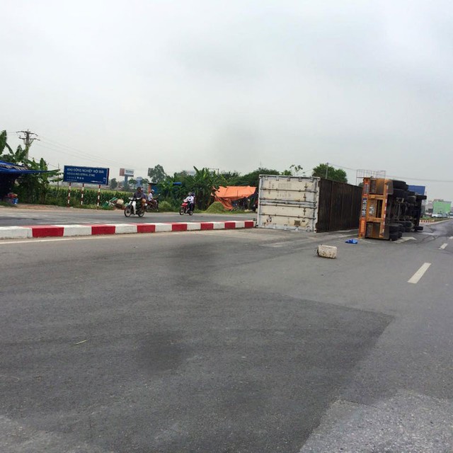 Xe container bị lật trên quốc lộ 2. Ảnh: Trường NP/Otofun