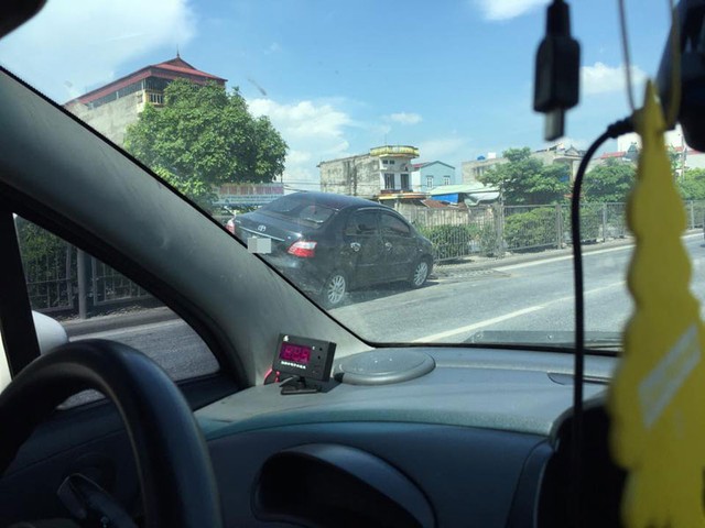 Toyota Vios nằm ghếch bánh lên rào sắt chắn bên đường quốc lộ 5. Ảnh: Sơn Bà Triệu/Otofun