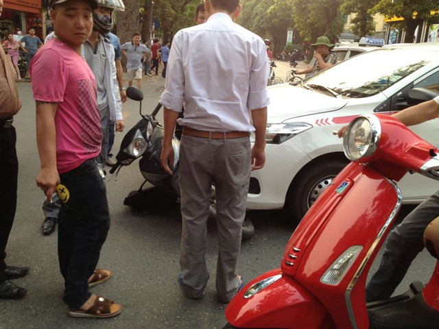 Xe máy nằm dưới gầm taxi (Ảnh: Tung Nguyen/Otofun).