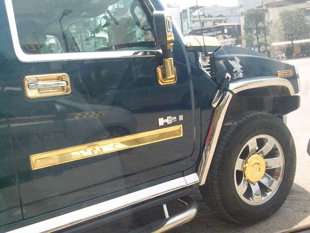 Hummer H2 mạ vàng nhiều chi tiết chạy trên đường Hà Nội (Ảnh: Trịnh Anh Kiệt/Otofun).