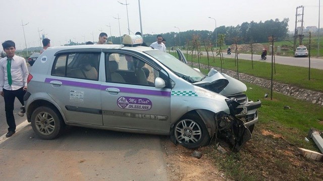 Chiếc taxi bị nát đầu xe sau khi đâm gãy cột đèn (Ảnh: Nguyen Dan/Otofun).