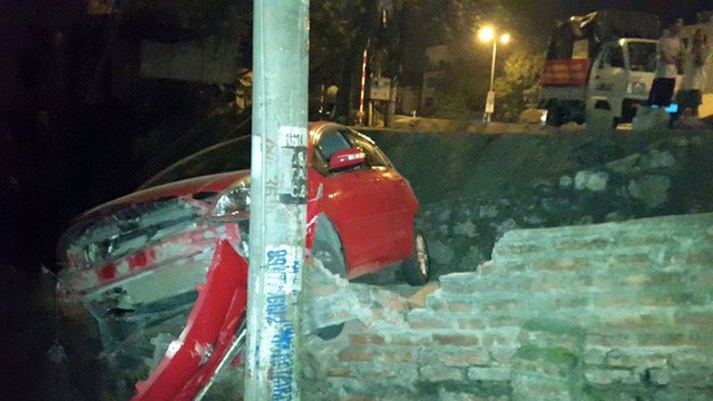Chiếc Toyota Yaris bị hư hỏng nặng đầu xe (Ảnh: Mai Thanh Hải/Otofun).