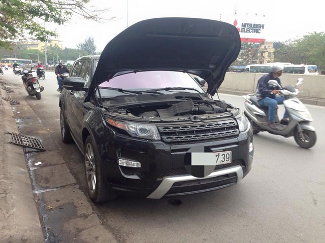 Range Rover Evoque chết đứng trên đường Hà Nội (Ảnh: Đạt Phạm/Otofun).