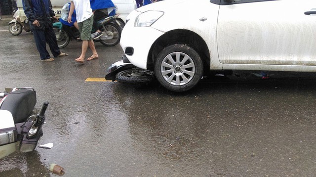 Toyota Vios cuốn xe máy vào gầm (Ảnh: Phạm Thanh Hải/Otofun).