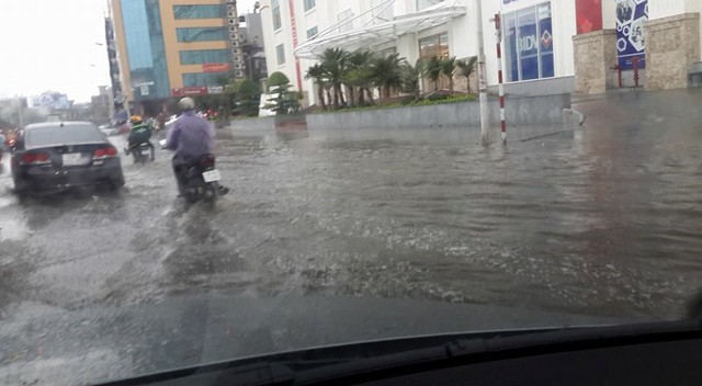 Nhiều đoạn đường tại Hà Nội sáng nay đã bị ngập (Ảnh: Chen Yue Hai/Otofun).