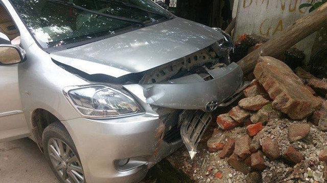 Chiếc Toyota Vios bị hư hỏng nặng trong vụ tai nạn. Ảnh: Kien Hoang/Otofun