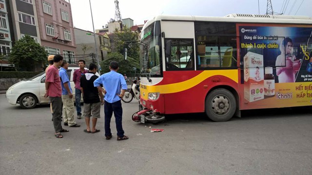 Xe máy bị cuốn vào gầm xe buýt. Ảnh: Hong Lau Mong/Otofun