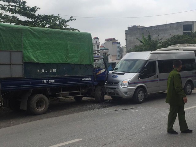 Xe khách 16 chỗ đâm vào đầu ôtô tải đỗ ngược chiều (Ảnh: Lamnewsky Nguyen/Otofun).