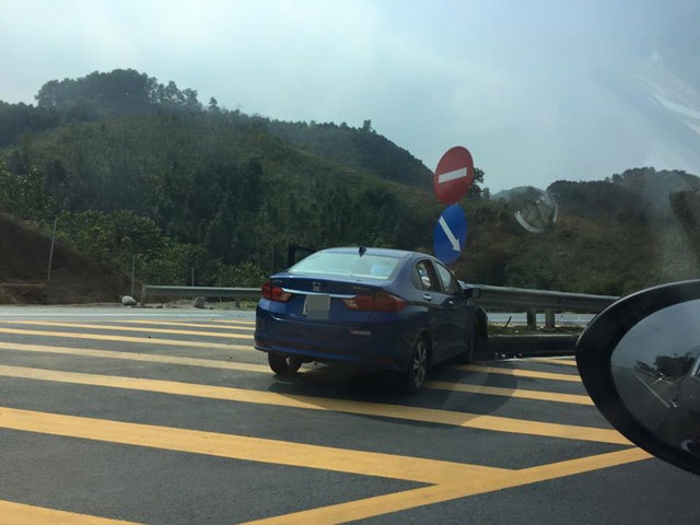 Chiếc Honda City màu xanh đâm vào dải phân cách trên cao tốc Hà Nội - Lào Cai.