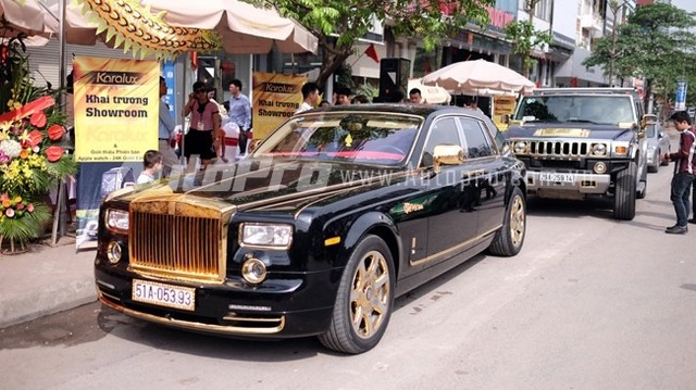 Cặp Rolls-Royce Phantom và Hummer H2 mạ vàng cùng xuất hiện tại Hà Nội.