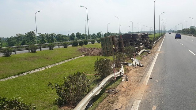 Xe tải chở đất lật trên đại lộ Thăng Long (Ảnh: Đình Sang/Otofun).