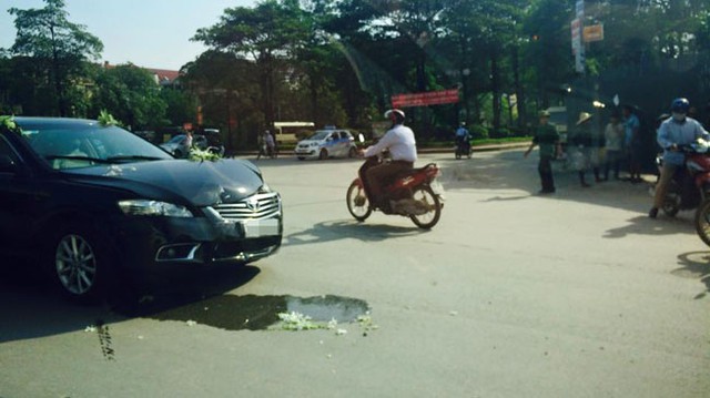 Chiếc xe cưới Toyota Camry tại hiện trường vụ tai nạn. Ảnh: Đặng Kim Giang/Otofun