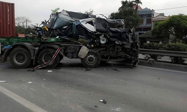 Chiếc xe đầu kéo bị sập buồng lái tại Hải Phòng (Ảnh: Facebook/Hải Phòng).