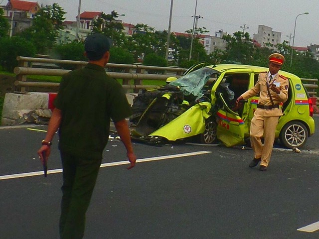 Kia Morning nát bét đầu (Ảnh: Doan Tung/Otofun).