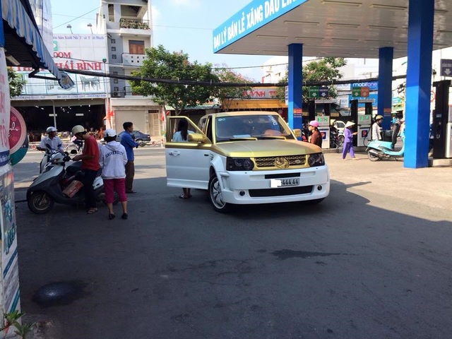 Range Rover mạ vàng biển &quot;khủng&quot; xuất hiện tại Sài Gòn. (Ảnh: Nguyen Vinhargu/Otofun)