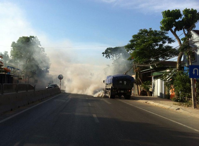 Chiếc ô tô tải bốc khói nghi ngút từ gầm xe. Ảnh: Đoàn Văn Tuấn/Otofun