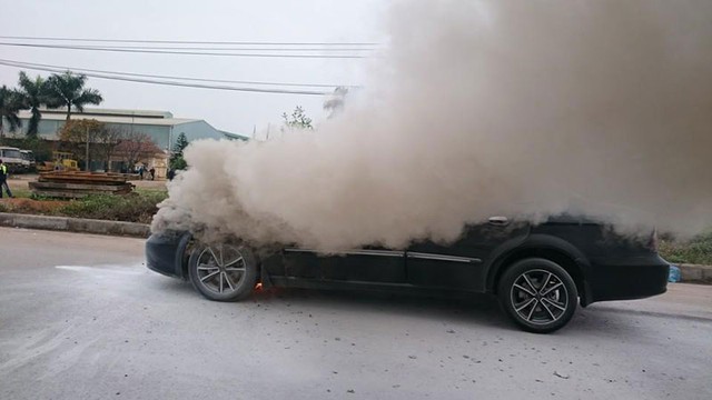 Chưa rõ nguyên nhân cụ thể khiến chiếc xe bị cháy (Ảnh: Riêng Một Góc Trời/Otofun).