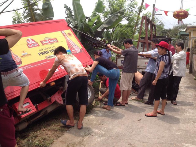 Mọi người cùng nhau kéo chiếc xe tải lên (Ảnh: Phan Thanh Việt/Otofun).
