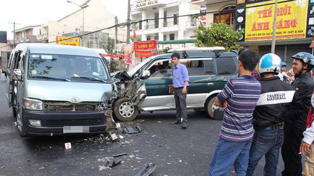Mảnh vỡ từ hai chiếc xe vương vãi trên đường (Ảnh: Thanh An Nguyễn/Otofun).