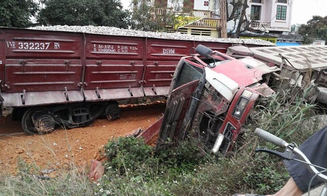 Chiếc xe tải tại hiện trường vụ tai nạn (Ảnh: Vũ Thanh Lâm/Otofun).