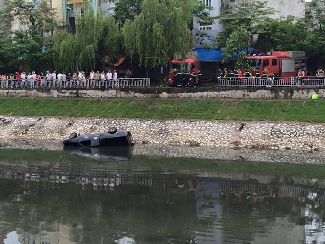 Vụ tai nạn đã thu hút sự chú ý của nhiều người dân xung quanh. Ảnh: Nguyễn Ngọc Tân