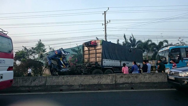 Tai nạn giữa xe khách và xe tải tại Tiền Giang ().