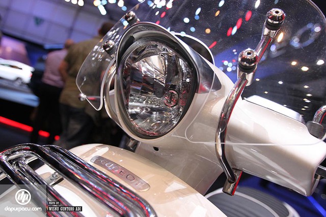 Đèn pha tròn đậm chất cổ điển của Peugeot Django.