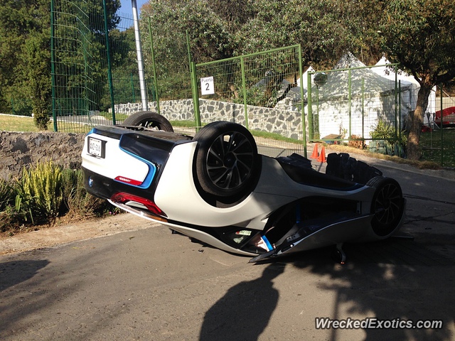 Chiếc BMW i8 &quot;chổng vó&quot; tại hiện trường vụ tai nạn.