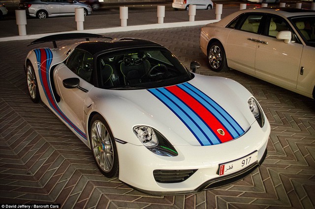Siêu xe hybrid hiện đã “cháy hàng”, Porsche 918 Spyder, thu hút sự chú ý với bộ cánh trắng muốt tuyệt đẹp tại Qatar.