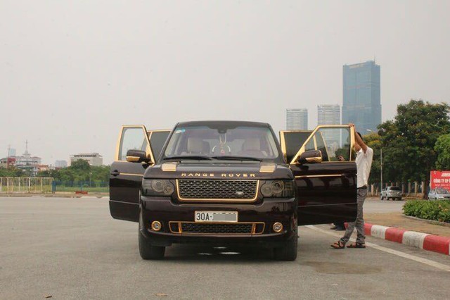 Chiếc Range Rover mạ vàng của đại gia Móng Cái được gắn biển Hà Nội. Ảnh: Siêu Xe Đặt Chân Lên Đất Quảng Ninh