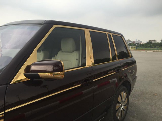 Xe được mạ thêm vàng ở nẹp cửa sổ, trên nắp capô và cửa khoang hành lý. Ảnh: Thang Tran Van/Otofun