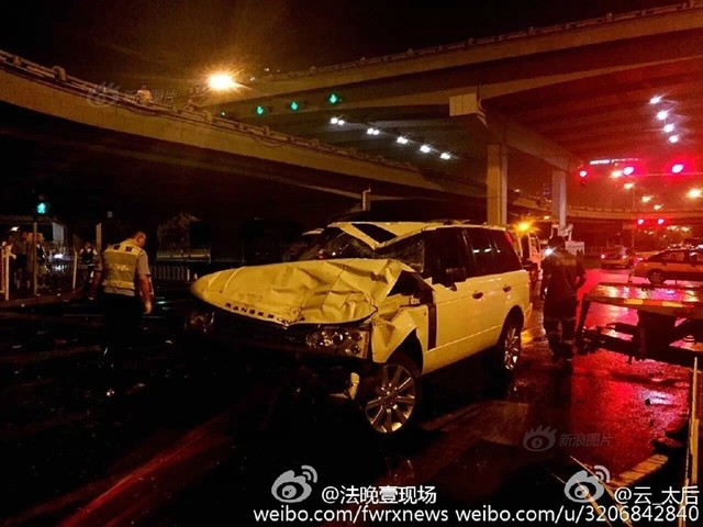 Hai chiếc xe đều bị hư hỏng nặng tại hiện trường vụ tai nạn.