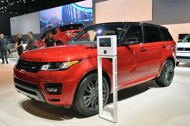 Range Rover Sport HST thu hút mọi ánh nhìn tại triển lãm New York 2015.