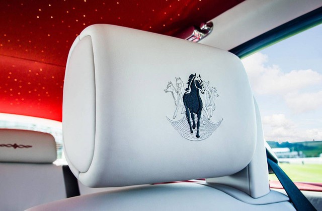 Hình ngựa được thêu trên tựa đầu của Rolls-Royce Phantom Coupe Al-Adiyat Collection.