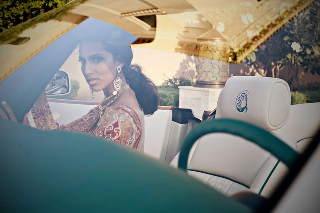 Biểu tượng chim công, quốc điểu của Ấn Độ, trên tựa đầu ghế trong Rolls-Royce Maharaja Phantom Drophead Coupe.