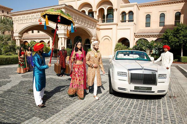 Rolls-Royce Maharaja Phantom Drophead Coupe trong bộ ảnh thời trang theo phong cách Ấn Độ.