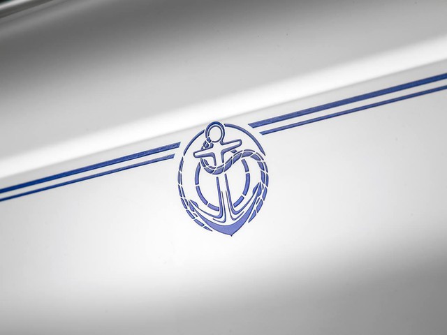 Đường coachline màu xanh với biểu tượng mỏ neo cách điệu trên Rolls-Royce Phantom Nautica.