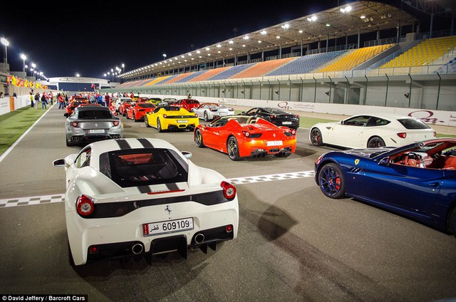 Hàng loạt siêu xe như Ferrari 458 Speciale tập hợp trên một đường đua tại Qatar.