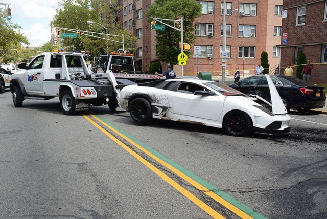 Chiếc siêu xe Lamborghini Murcielago &quot;nhái&quot; bị kéo ra khỏi hiện trường vụ tai nạn.
