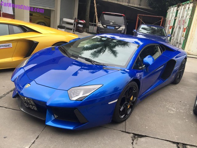 Cặp đôi Lamborghini Aventador